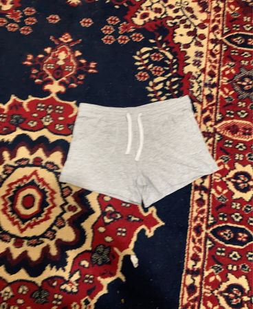 Graue Shorts