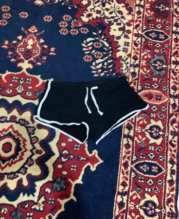 Schwarze Shorts mit weißer Einfassung