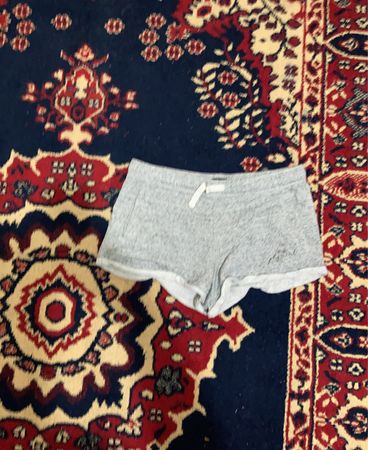 Grau kurze Hose mit weißer Kordel