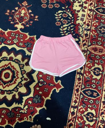Rosa Shorts mit weißer Einfassung