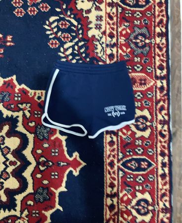 Navyblaue Shorts mit weißer Einfassung und „New York“-Grafik
