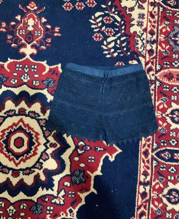 Blaue Spitzen-Shorts