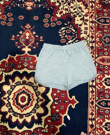 Graue Shorts