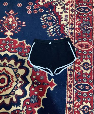 Schwarze Shorts mit weißer Einfassung