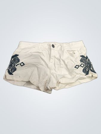 Weiße Shorts mit bestickten Seiten
