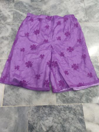 Lila Culottes mit Blumenstickerei