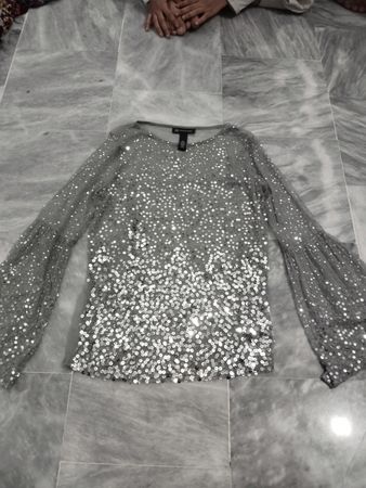 International Concepts Damenbluse mit Paillettenverzierung und transparentem Gewebe