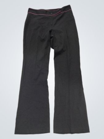 Alyn Paige New York schwarze Flare-Hose