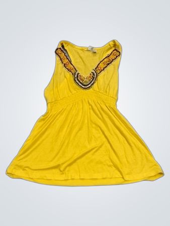 Gelbes Tanktop mit verzierter Halslinie