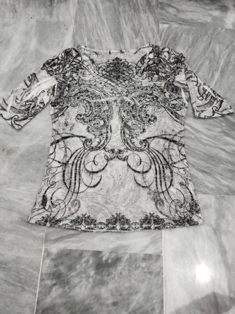 Damenbluse mit aufwändigem Druck