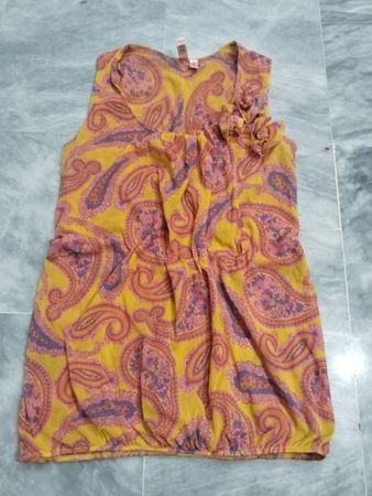 Sweet Pea von Stacy Frati Gelbes Paisley-Ärmelloses Top