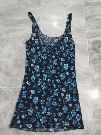 Schwarzes Trägerkleid aus floraler Spitze