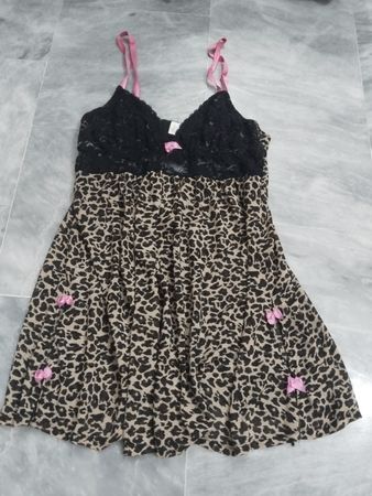 Nachthemd mit Leopardenmuster, schwarzer Spitzenverzierung und rosa Schleifen