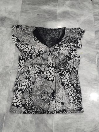 Style & Co Petite Schwarz-weiß gemustertes Top mit Spitzenbesatz