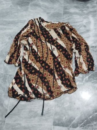 Damenbluse mit Blumenmuster und Streifen