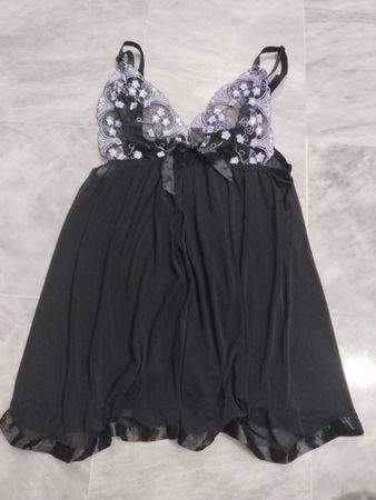 Schwarzes Babydoll mit floralen Spitzendetails