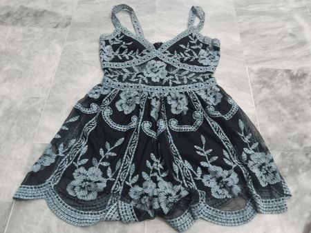 Das bestickte Mini-Kleid "The Impeccable Pig