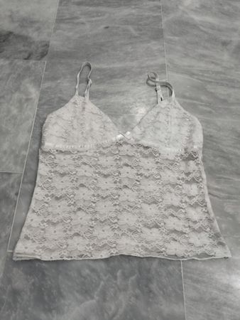 Weißes Spitzen-Cami mit rosa Schleifen-Detail