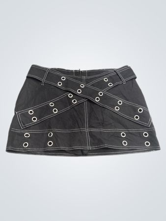 Schwarzer Minirock mit Ösenschnallen und weißen Nähten
