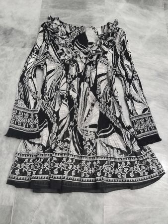 Schwarz-weiß gemustertes Kleid mit Rüschen