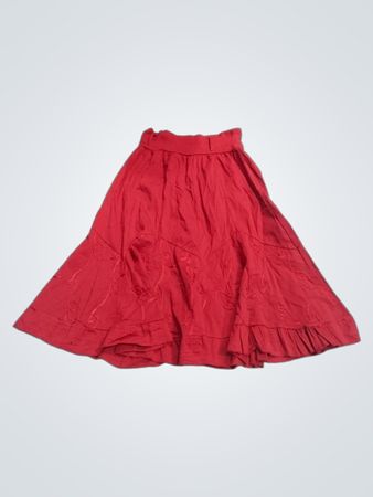 Roter bestickter Rock