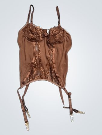 Braunes Korsett mit Spitzendetail und Strapsen