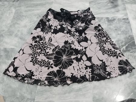 Rolled Up by Fang Black Florales Midirock mit Blumenmuster