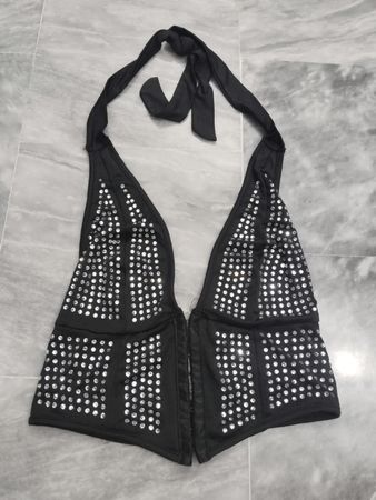 Schwarzes Neckholder-Top mit Strasssteinen