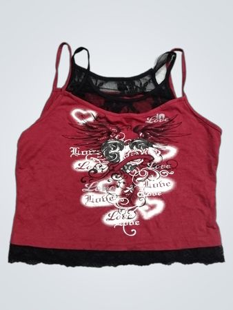 Rotes Trägershirt mit schwarzer Spitzenborte und Grafikprint