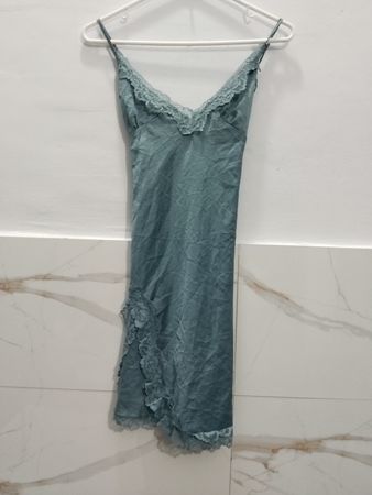 Grünes Spitzenträgerkleid