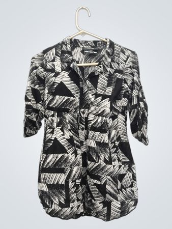 Style & Co. Petite schwarzes und weißes Hemd mit abstraktem Druck und Knopfleiste