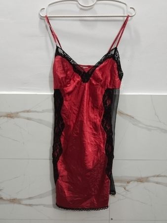 Roter und schwarzer Spitzenunterkleid