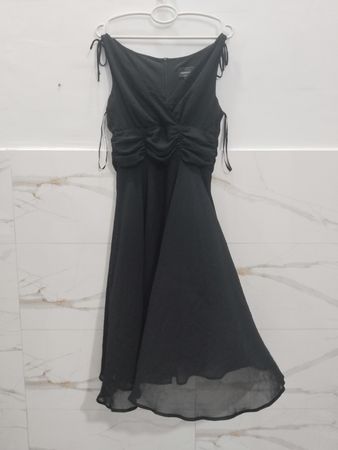 Schwarzes gerafftes ärmelloses Midikleid