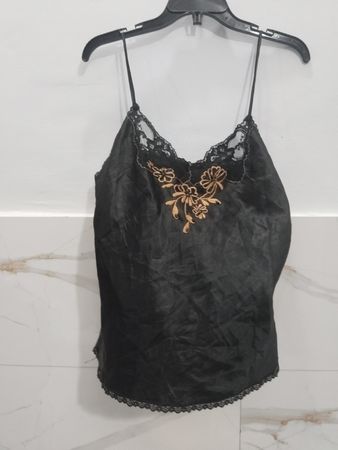 Schwarzes Camisole mit Spitzenbesatz und Blumenstickerei
