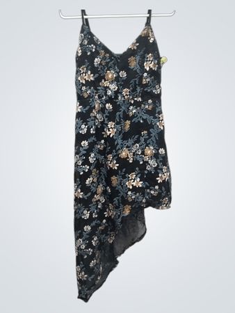 Lulus Blumenmuster Midikleid mit asymmetrischem Saum