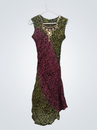 Ärmelloses Kleid mit verzierter Halslinie und abstraktem Druck
