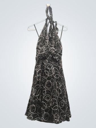 Yves Cossette Depeche Mode schwarzes Kleid mit weißen Kreisen