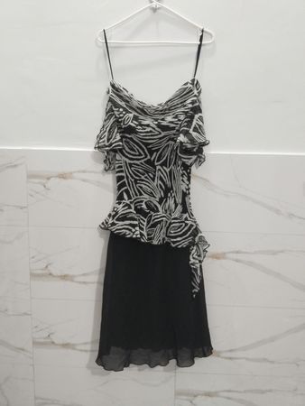 En Focus Studio Schwarz-Weiß-Print Rüschennkleid