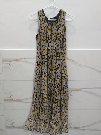 Ärmelloses Midikleid mit Polka-Dot-Muster und gerafftem Saum