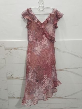 Breakin' loose Damen Kleid mit rosa Blumenmuster und Rüschen