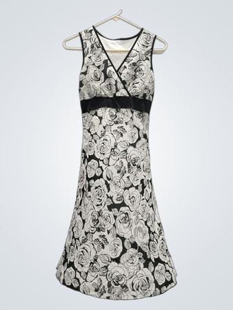 Ärmelloses Kleid mit Rosenprint und schwarzer Einfassung