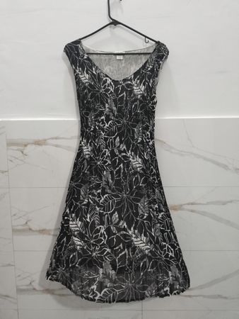 Alison Sheri Kleid mit schwarz-weißem Blattmuster