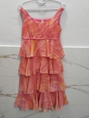 Mädchenstufenkleid mit Rüschen und abstraktem Druck