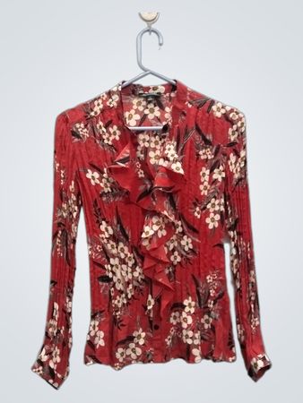 Notations rote Bluse mit Blumenmuster und Rüschen