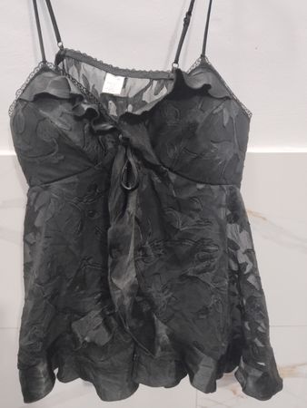 Schwarzes Camisole mit floraler Spitzenborte