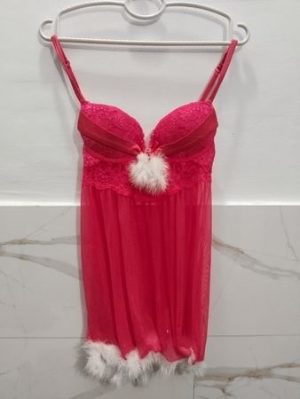 Rotes Dessous-Set mit Spitze und Pelzbesatz