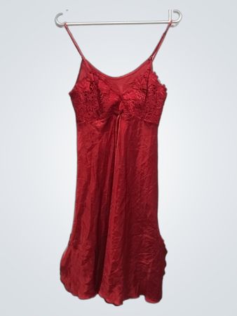 Rotes Satin-Nachthemd mit Spitzenbesatz