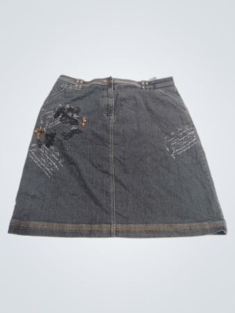 Jeansrock mit gestickter Schrift und Verzierungen
