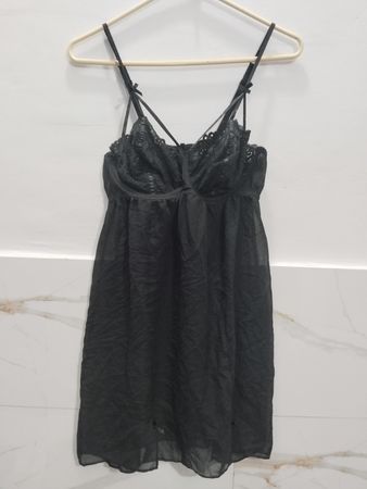 Schwarzer Spitzenbesatz Babydoll-Nachthemd