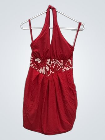 Rotes Neckholderkleid mit perlenbesetzter Taille